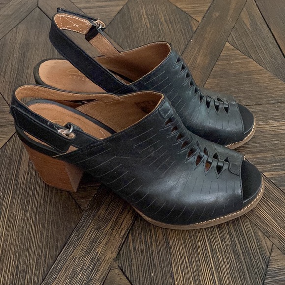 Clarks Artisan's Briatta Key Women's Adjustable Strap
Peep-Toe Heels - Picture 2 of 8